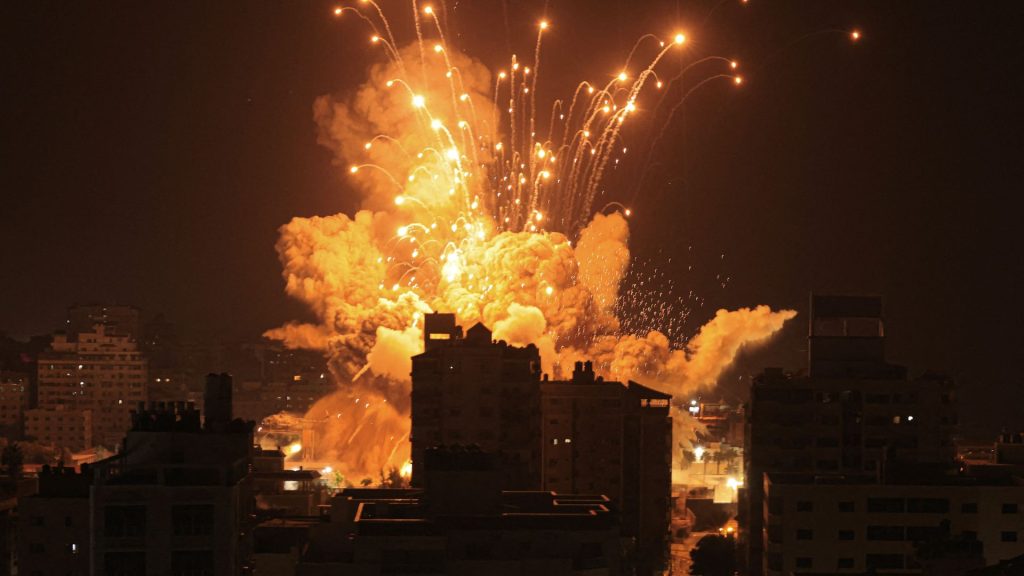 Un misil explota en la ciudad de Gaza durante un ataque a&eacute;reo israel&iacute; el 8 de octubre de 2023. Foto: Art&iacute;culo 66 / AFP