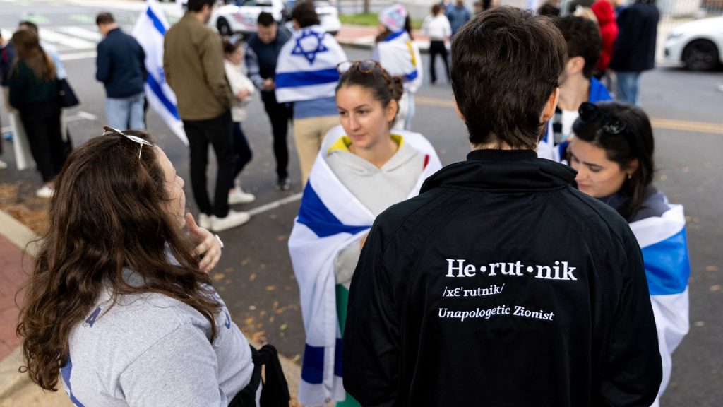 Los partidarios de Israel se re&uacute;nen frente a la Embajada de Israel en Washington, DC, el 8 de octubre de 2023, despu&eacute;s de que el grupo militante palestino Hamas lanzara un ataque contra Israel. Foto: Art&iacute;culo 66 / AFP