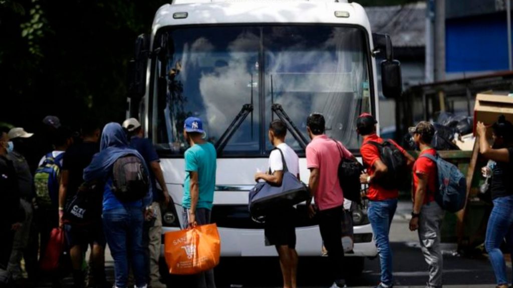 Costa Rica y Panamá acuerdan trasladar en buses a migrantes hacia la frontera con Nicaragua 