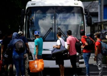Costa Rica y Panamá acuerdan trasladar en buses a migrantes hacia la frontera con Nicaragua