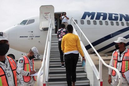 Migrantes haitianos abordando un avión de la línea aérea mexinaca Magni. Foto de referencia tomada de El País, México.