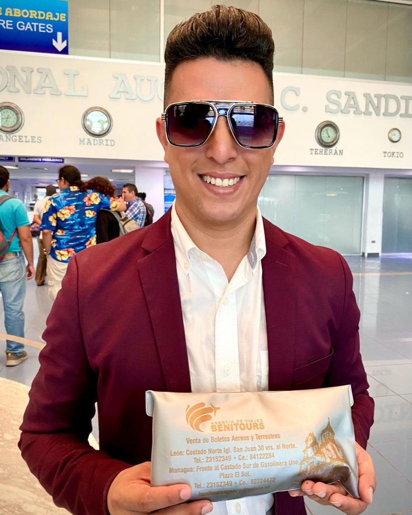 Osman Flores, al salir del país por el Aeropuerto Internacional de Managua, sin saber que no le permitirían volver.