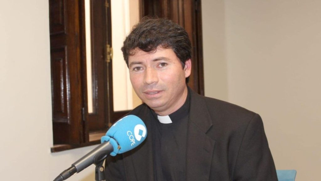 Antes del secuestro, uno de los curas descubrió a fanática orteguistas que grababa sus homilías: «cumplo órdenes» le dijo ella   