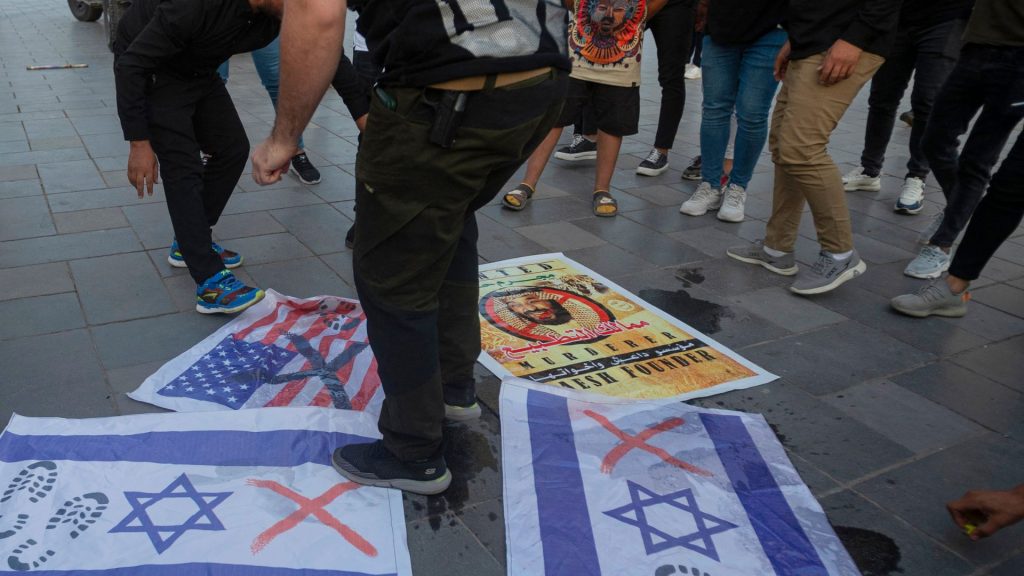 Los partidarios del movimiento Hezbollah del Líbano salen a las calles en los suburbios del sur de Beirut el 8 de octubre de 2023, en apoyo de la "Operación Inundación de Al-Aqsa" que fue lanzada por militantes palestinos de Hamas el día anterior. Foto: Artículo 66 / AFP