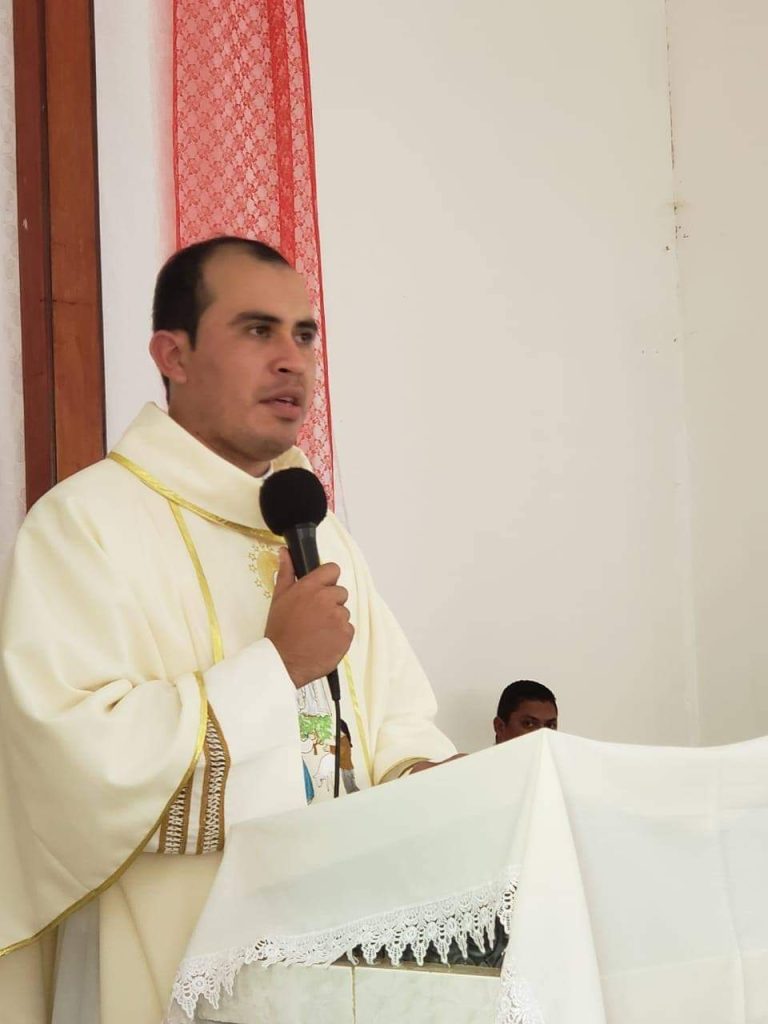 Sacerdote de Jinotega burla secuestro del régimen y sale de Nicaragua por «puntos ciegos»