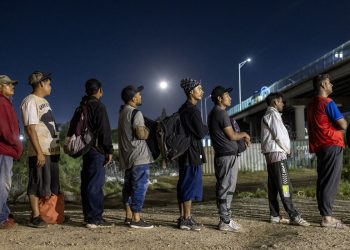 29 DE SEPTIEMBRE: Bajo la luna llena, inmigrantes venezolanos hacen fila para ser procesados por agentes fronterizos de Estados Unidos a principios del 29 de septiembre de 2023 en Eagle Pass, Texas. Un grupo de más de 500 inmigrantes, en su mayoría venezolanos, había cruzado el Río Grande durante la noche y agentes de la Patrulla Fronteriza les permitieron ingresar a Estados Unidos para presentar solicitudes de asilo. John Moore/Getty Images/AFP (Foto de JOHN MOORE / GETTY IMAGES NORTEAMÉRICA / Getty Images vía AFP)