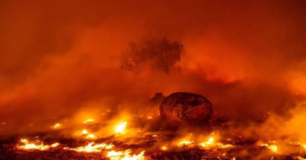  Miles de evacuados por un incendio en California