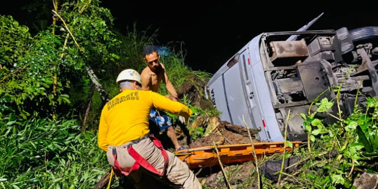 Al menos cuatro migrantes mueren al caer autobús en abismo en Honduras