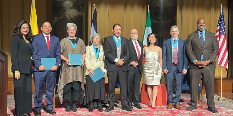 Miguel Mendoza junto a los otros ganadores en la entrega del Premio María Moors Caboot. Foto: Redes Sociales.