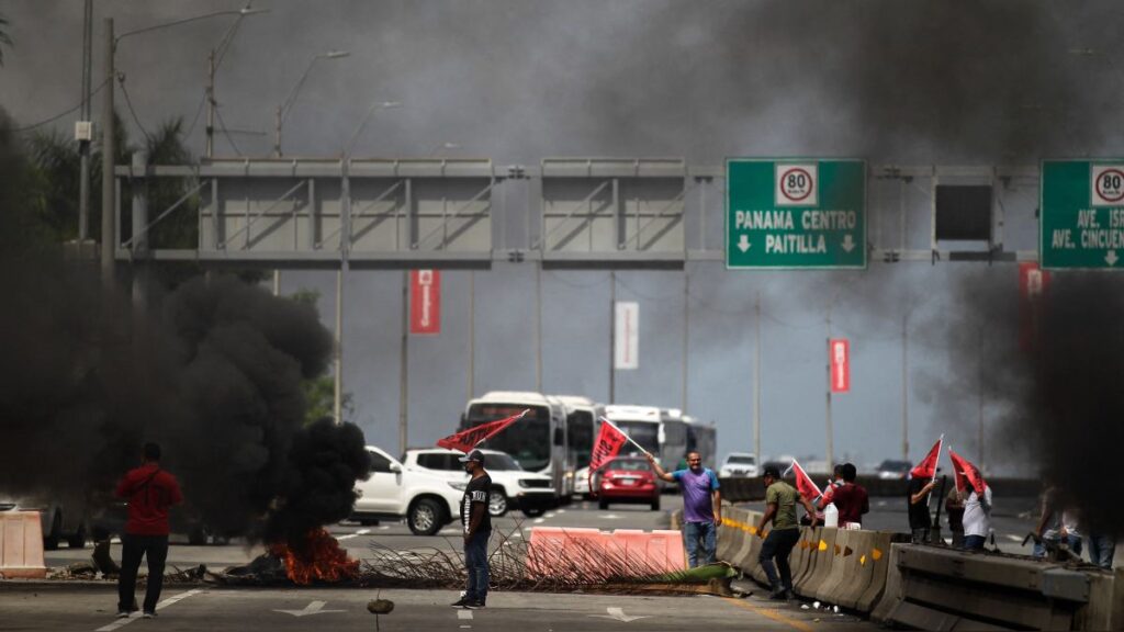 El Salvador pide a Panamá «un corredor» para transportistas varados por bloqueos