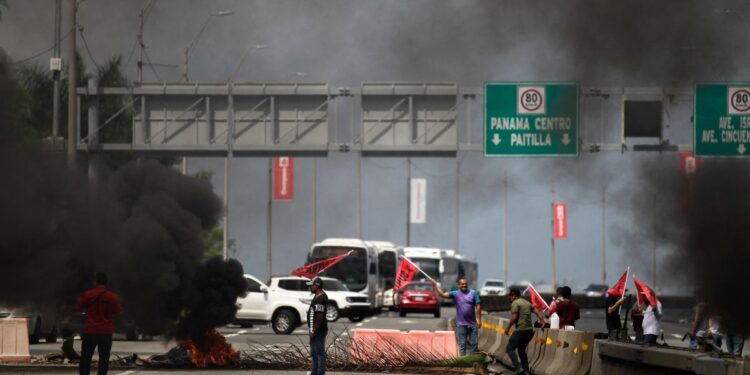 El Salvador pide a Panamá "un corredor" para transportistas varados por bloqueos