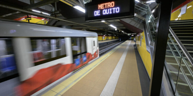 Quito inaugura su metro tras una década de espera