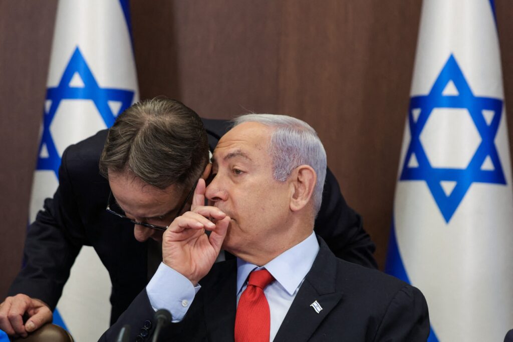El primer ministro de Israel, Benjamin Netanyahu (derecha), habla con su jefe de gabinete, Tzachi Braverman, durante la reunión semanal del gabinete en la oficina del primer ministro en Jerusalén el 30 de julio de 2023. (Foto de ABIR SULTAN / POOL / AFP)