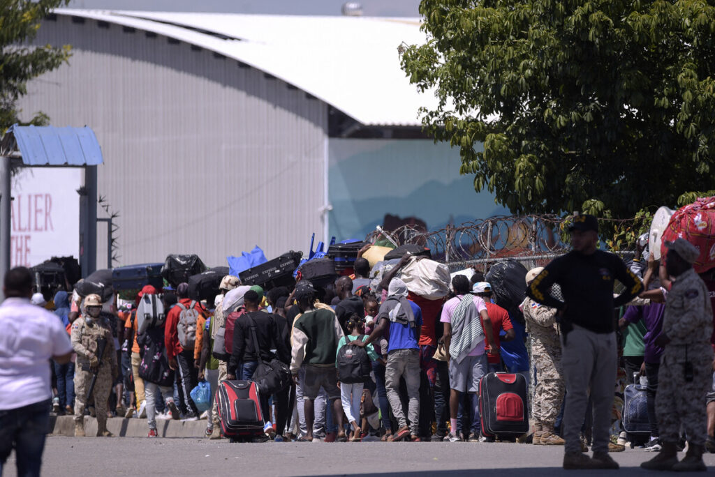 Ciudadanos haitianos que esperan regresar a su país hacen cola en el puesto fronterizo de Dajabón, República Dominicana.
