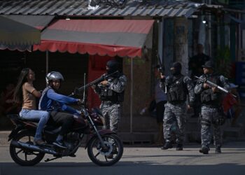 Agentes de la policía militar llevan a cabo una operación contra narcotraficantes en la favela Mare de Río de Janeiro, Brasil, el 16 de octubre de 2023. (Foto de CARL DE SOUZA / AFP)