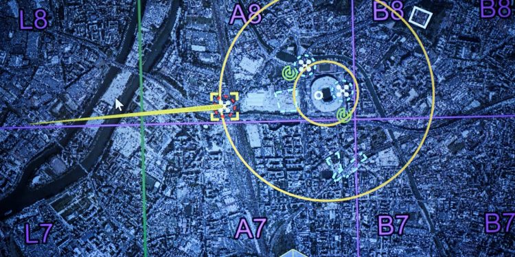Una foto muestra una pantalla de vídeo que muestra una simulación de captura con drones en el centro operativo antidrones de la base aérea militar 107, en Vélizy-Villacoublay, al sur de París, el 20 de octubre de 2023. - El sistema antidrones se está desplegando de forma coordinada. con el ejército y la policía franceses para brindar seguridad aérea para la Copa Mundial de Rugby 2023, y también se desplegará para proteger los sitios durante los Juegos Olímpicos de París 2024. (Foto de JULIEN DE ROSA / AFP)