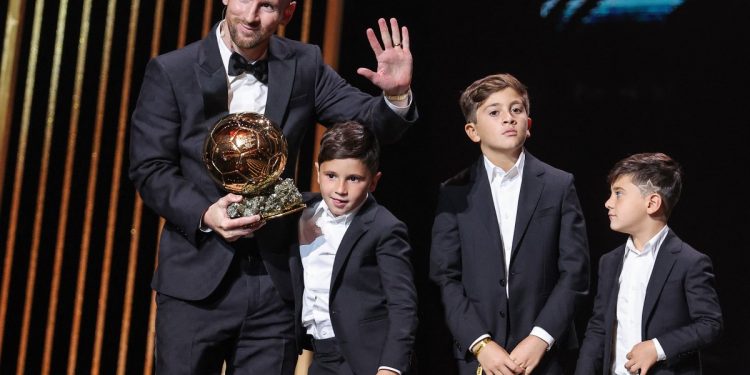 El delantero argentino del Inter Miami CF, Lionel Messi (i), reacciona en el escenario con sus hijos mientras recibe su octavo Balón de Oro durante la ceremonia de entrega del Balón de Oro 2023 en el Teatro du Chatelet de París el 30 de octubre de 2023. (Foto de FRANCK FIFE / AFP)