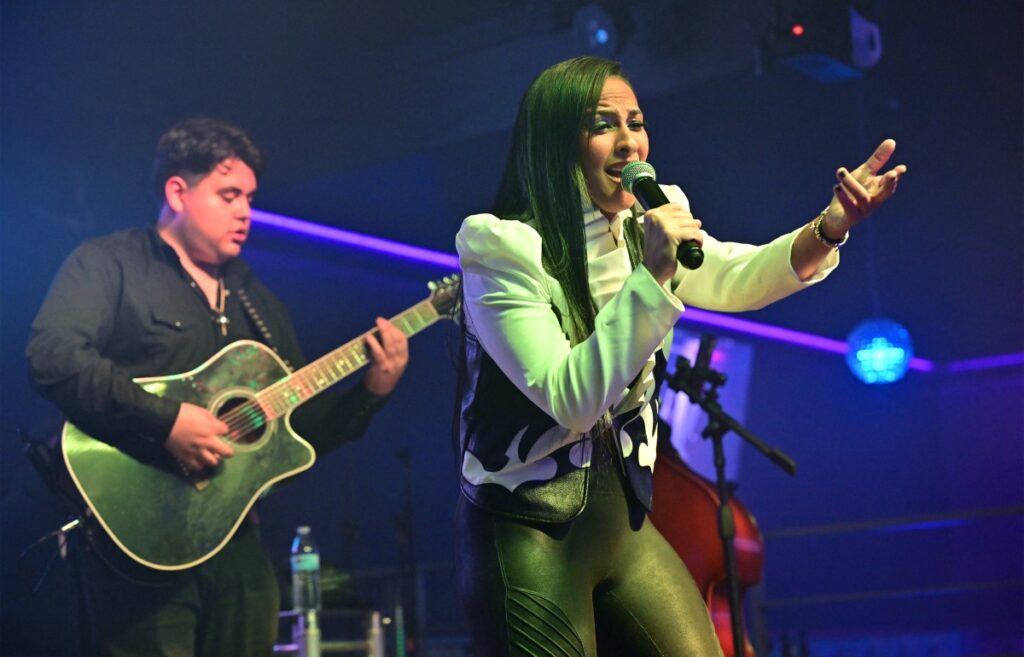 Abogada de «El Chapo» lanza carrera como cantante de música mexicana