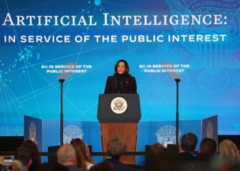 La vicepresidenta estadounidense, Kamala Harris, pronuncia un discurso sobre inteligencia artificial (IA) en el centro de Londres, el 1 de noviembre de 2023. (Foto de Daniel LEAL / AFP)