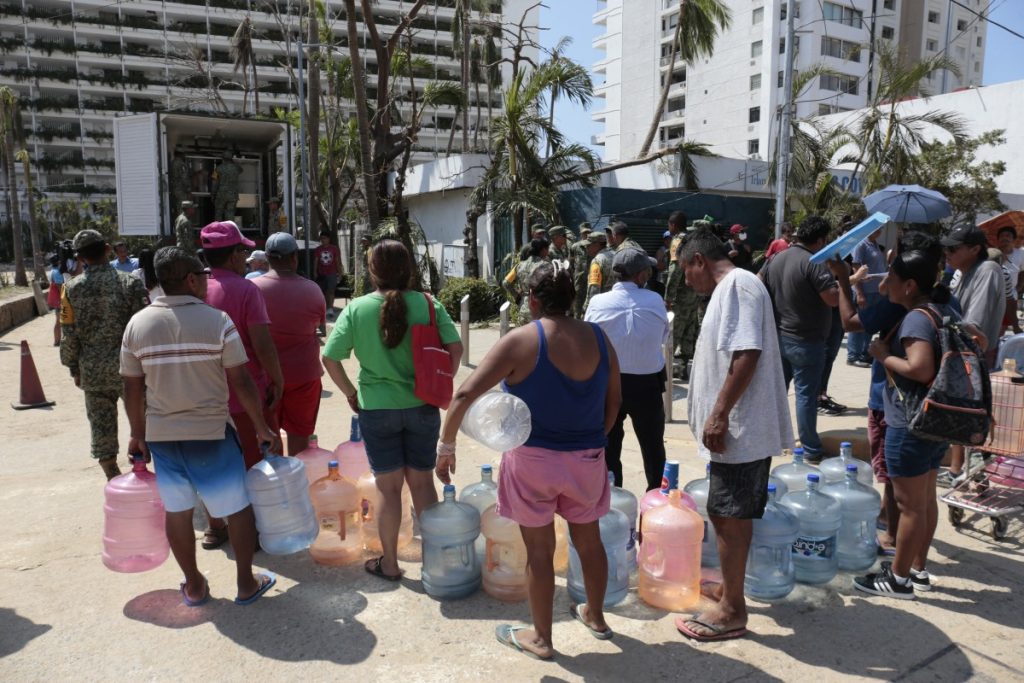 Gobierno mexicano anuncia plan de apoyo a damnificados por huracán Otis