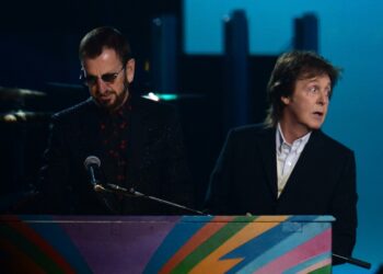 Los ex miembros de los Beatles Paul McCartney (R) y Ringo Star actúan en el escenario durante la 56ª edición de los Premios Grammy en el Staples Center de Los Ángeles, California, el 26 de enero de 2014. - Una nueva canción de los Beatles producida con un poco de ayuda de la inteligencia artificial e incluyendo la voz de John Lennon se lanzará el 2 de noviembre de 2023, más de cuatro décadas después de que se grabara originalmente como una demostración. "Now And Then", escrita y cantada por primera vez por Lennon en 1978, fue terminada por sus compañeros de banda Paul McCartney y Ringo Starr... y AI. (Foto de Frederic J. BROWN / AFP)