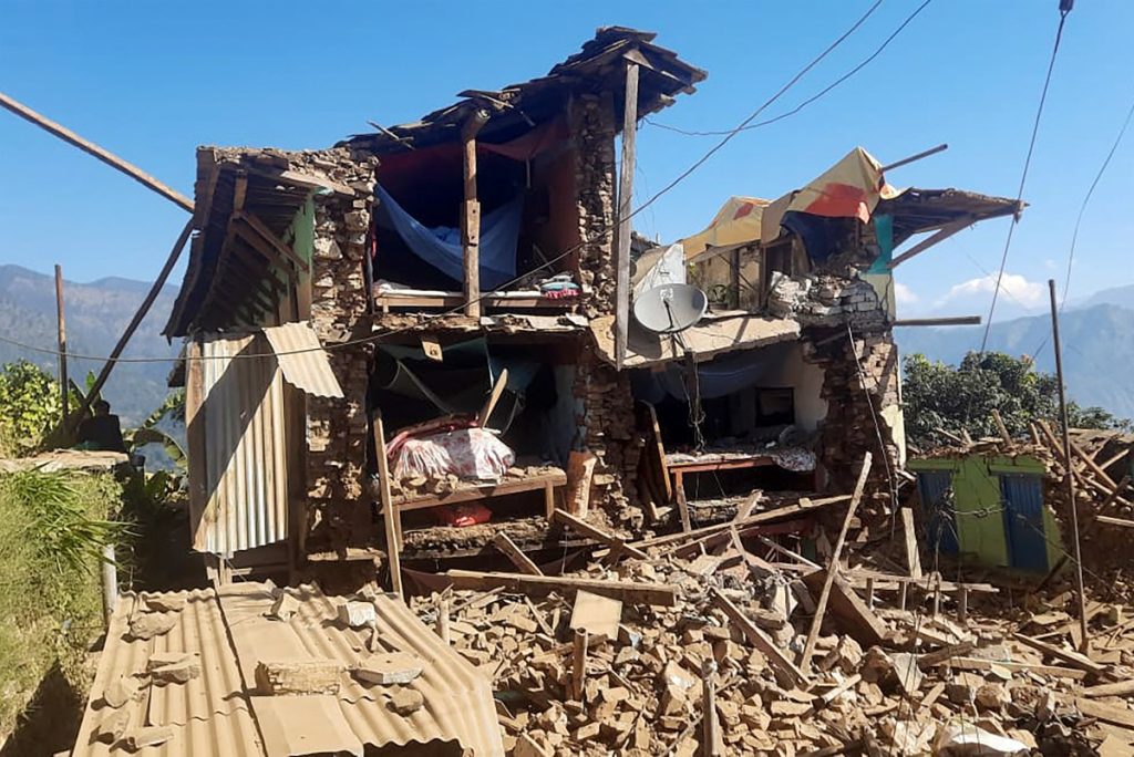 Terremoto en Nepal deja 143 muertos