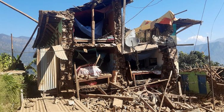 Las casas dañadas yacen en ruinas tras un terremoto en la aldea de Pipaldanda del distrito de Jajarkot el 4 de noviembre de 2023. - Al menos 132 personas murieron en un terremoto nocturno que azotó una zona remota de Nepal, dijeron funcionarios el 4 de noviembre, mientras Las fuerzas de seguridad se apresuraron a ayudar en las labores de rescate. (Foto de Balkumar Sharma / AFP)