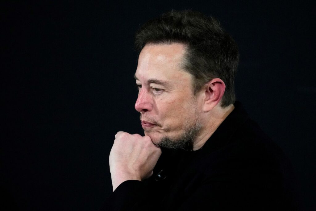 Elon Musk, director ejecutivo de X (anteriormente Twitter), hace gestos durante un evento de conversación con el primer ministro británico, Rishi Sunak, en Londres el 2 de noviembre de 2023, tras la Cumbre de Seguridad de la Inteligencia Artificial (IA) del Reino Unido. (Foto de Kirsty Wigglesworth / POOL / AFP)
