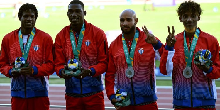 La selección de Cuba sube al podio con las medallas de plata del relevo 4x100 masculino de los Juegos Panamericanos Santiago 2023 en el Estadio Nacional de Santiago, el 3 de noviembre de 2023. (Foto de ERNESTO BENAVIDES / AFP)