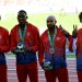 La selección de Cuba sube al podio con las medallas de plata del relevo 4x100 masculino de los Juegos Panamericanos Santiago 2023 en el Estadio Nacional de Santiago, el 3 de noviembre de 2023. (Foto de ERNESTO BENAVIDES / AFP)