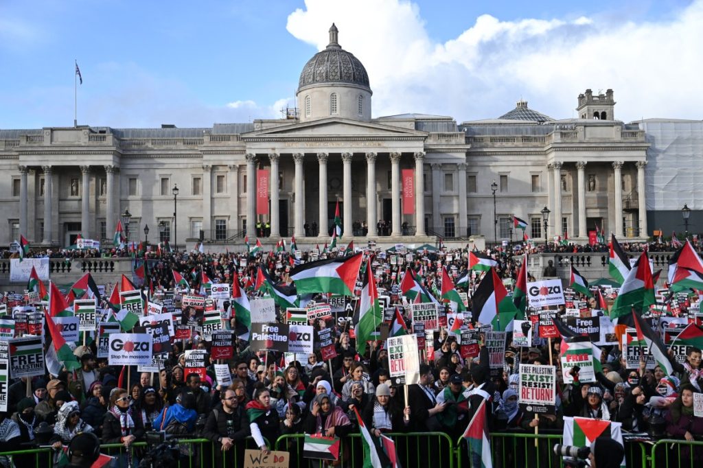 Los manifestantes se reúnen con pancartas y banderas durante el 'Rally de Londres por Palestina' en Trafalgar Square, en el centro de Londres, el 4 de noviembre de 2023, pidiendo un alto el fuego en el conflicto entre Israel y Hamás. - Miles de civiles, tanto palestinos como israelíes, han muerto desde el 7 de octubre de 2023, después de que militantes palestinos de Hamás con base en la Franja de Gaza entraran en el sur de Israel en un ataque sin precedentes que desencadenó una guerra declarada por Israel a Hamás con bombardeos de represalia en Gaza. (Foto de JUSTIN TALLIS / AFP)