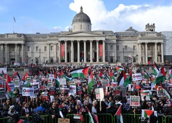 Los manifestantes se reúnen con pancartas y banderas durante el 'Rally de Londres por Palestina' en Trafalgar Square, en el centro de Londres, el 4 de noviembre de 2023, pidiendo un alto el fuego en el conflicto entre Israel y Hamás. - Miles de civiles, tanto palestinos como israelíes, han muerto desde el 7 de octubre de 2023, después de que militantes palestinos de Hamás con base en la Franja de Gaza entraran en el sur de Israel en un ataque sin precedentes que desencadenó una guerra declarada por Israel a Hamás con bombardeos de represalia en Gaza. (Foto de JUSTIN TALLIS / AFP)