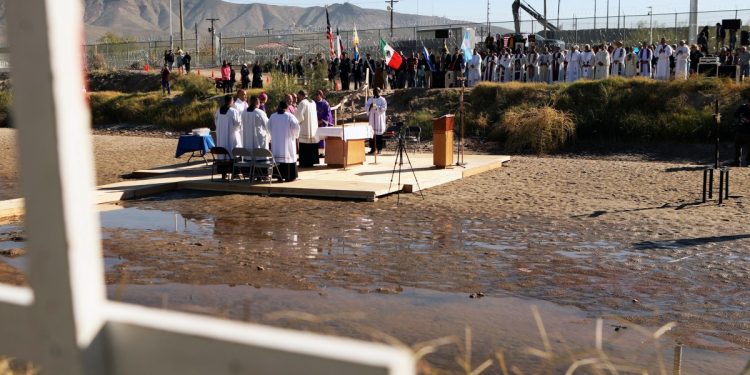 Obispos de México y Estados Unidos participan en la Misa Binacional por los Migrantes Muertos en el Río Grande en Ciudad Juárez, estado de Chihuahua, México, el 3 de noviembre de 2023. (Foto de HERIKA MARTINEZ / AFP)