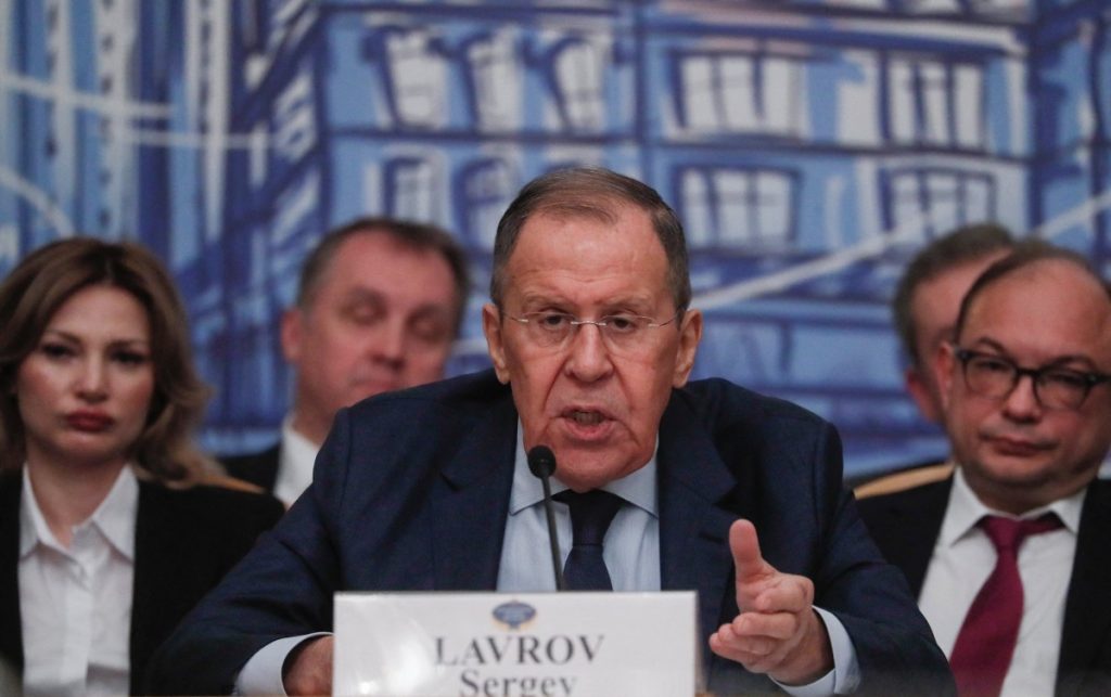El Ministro de Asuntos Exteriores ruso, Sergey Lavrov, pronuncia un discurso durante una mesa redonda de embajadores extranjeros en Rusia dedicada a encontrar formas de resolver la crisis ucraniana, en Moscú el 8 de noviembre de 2023. - Los embajadores de 35 países acreditados en Rusia participaron en una mesa redonda reunión sobre la solución de la crisis en Ucrania. (Foto de MAXIM SHIPENKOV / PISCINA / AFP)