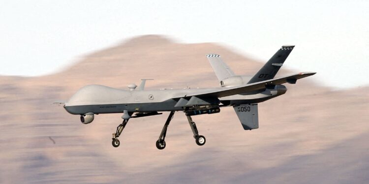 La imagen ha sido revisada por el ejército de EE. UU. antes de la transmisión). Un avión pilotado remotamente (RPA) MQ-9 Reaper pasa volando durante una misión de entrenamiento en la Base de la Fuerza Aérea Creech en Indian Springs, Nevada, en noviembre. 17 de noviembre de 2015. Los rebeldes hutíes de Yemen derribaron un dron estadounidense MQ-9 Reaper, dijo un alto funcionario de defensa estadounidense el 8 de noviembre de 2023, confirmando una afirmación anterior del grupo respaldado por Irán. Los hutíes, que ya habían derribado un avión no tripulado estadounidense antes, dijeron que el MQ-9 estaba espiando como parte del apoyo de Estados Unidos a Israel en su guerra contra Hamás. (Foto de Isaac Brekken / GETTY IMAGES NORTEAMÉRICA / AFP)