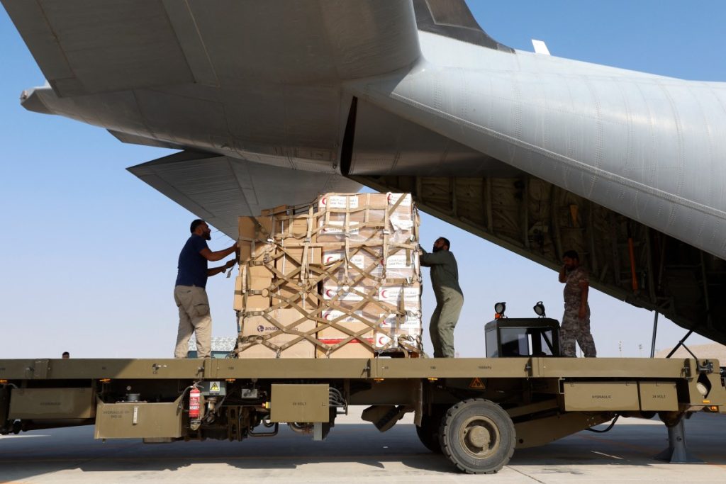 La asistencia humanitaria que se enviará a la Franja de Gaza se carga en un avión del ejército qatarí en la base aérea de Al-Udeid en Qatar el 9 de noviembre de 2023, en medio de las batallas en curso entre Israel y el grupo palestino Hamás. (Foto de Karim JAAFAR / AFP)