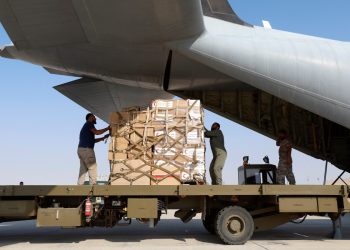 La asistencia humanitaria que se enviará a la Franja de Gaza se carga en un avión del ejército qatarí en la base aérea de Al-Udeid en Qatar el 9 de noviembre de 2023, en medio de las batallas en curso entre Israel y el grupo palestino Hamás. (Foto de Karim JAAFAR / AFP)