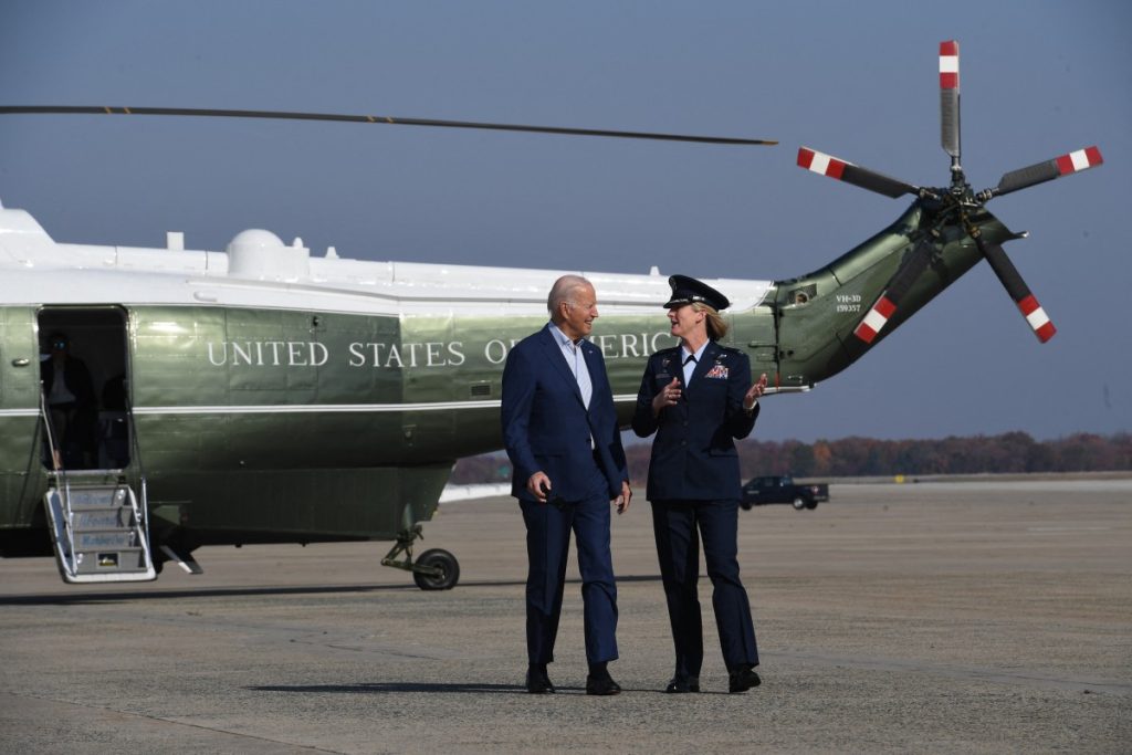 El presidente de los Estados Unidos, Joe Biden, es recibido por la coronel de la Fuerza Aérea de los Estados Unidos, Ángela Ochoa, cuando llega para abordar el Air Force One en la Base Conjunta Andrews en Maryland el 9 de noviembre de 2023, mientras viaja a Illinois. (Foto de OLIVIER DOULIERY / AFP)
