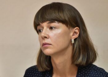 Ksenia Fadeyeva, de 31 años, exdiputada local en la ciudad siberiana de Tomsk, aliada del líder de la oposición rusa encarcelado Alexei Navalny y acusada de haber creado una "organización extremista", asiste a audiencias judiciales en la ciudad siberiana de Tomsk el 14 de agosto. 2023. - Rusia encarceló a un aliado del líder de la oposición rusa Alexei Navalny mientras es juzgado por presunto "extremismo", dijeron sus asociados el 13 de noviembre de 2023. Ksenia Fadeyeva, quien dirigió el grupo Fundación Anticorrupción de Navalny, ahora prohibido, en el La ciudad siberiana de Tomsk se enfrenta a hasta 12 años de prisión si es declarada culpable. Fadeyeva estaba bajo arresto domiciliario. Fue agregada a la lista de "terroristas" de Rusia en enero de 2022 y fue juzgada en agosto. (Foto de Vladimir NIKOLAYEV / AFP)