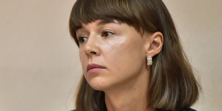 Ksenia Fadeyeva, de 31 años, exdiputada local en la ciudad siberiana de Tomsk, aliada del líder de la oposición rusa encarcelado Alexei Navalny y acusada de haber creado una "organización extremista", asiste a audiencias judiciales en la ciudad siberiana de Tomsk el 14 de agosto. 2023. - Rusia encarceló a un aliado del líder de la oposición rusa Alexei Navalny mientras es juzgado por presunto "extremismo", dijeron sus asociados el 13 de noviembre de 2023. Ksenia Fadeyeva, quien dirigió el grupo Fundación Anticorrupción de Navalny, ahora prohibido, en el La ciudad siberiana de Tomsk se enfrenta a hasta 12 años de prisión si es declarada culpable. Fadeyeva estaba bajo arresto domiciliario. Fue agregada a la lista de "terroristas" de Rusia en enero de 2022 y fue juzgada en agosto. (Foto de Vladimir NIKOLAYEV / AFP)