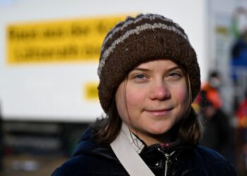 La activista climática sueca Greta Thunberg se une a los ambientalistas reunidos en Keyenberg, en el oeste de Alemania, mientras continúan las manifestaciones contra la ampliación de una mina de carbón en el cercano pueblo de Luetzerath, el 17 de enero de 2023. - Ya abandonada por sus residentes originales, Luetzerath se ha convertido en un símbolo de resistencia contra los combustibles fósiles. El gigante energético RWE tiene permiso para ampliar la mina en virtud de un acuerdo de compromiso que también incluye que RWE dejará de producir electricidad con carbón en el oeste de Alemania para 2030, ocho años antes de lo previsto anteriormente. Con el corte del suministro de gas a Rusia a raíz de la invasión de Ucrania, Alemania ha recurrido al carbón, encendiendo plantas de energía suspendidas. (Foto de INA FASSBENDER / AFP)