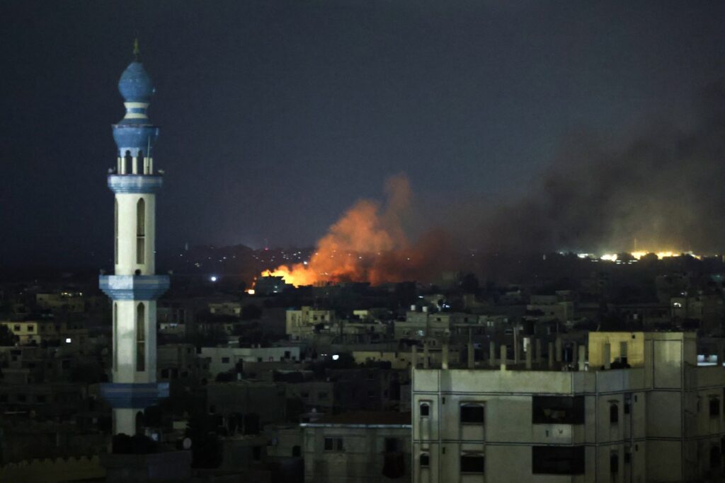 Un incendio arde tras los ataques aéreos israelíes en Rafah, en el sur de la Franja de Gaza, el 13 de noviembre de 2023, en medio de batallas en curso entre Israel y el grupo militante palestino Hamás. (Foto de SAID KHATIB / AFP)