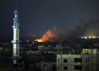 Un incendio arde tras los ataques aéreos israelíes en Rafah, en el sur de la Franja de Gaza, el 13 de noviembre de 2023, en medio de batallas en curso entre Israel y el grupo militante palestino Hamás. (Foto de SAID KHATIB / AFP)