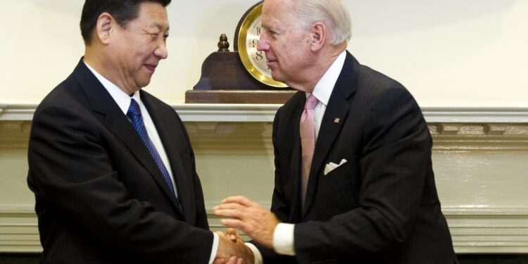 El vicepresidente estadounidense Joe Biden (R) le da la mano al vicepresidente chino Xi Jinping en la Sala Roosevelt de la Casa Blanca en Washington, DC, el 14 de febrero de 2012. - El presidente chino Xi Jinping llegó a San Francisco el 14 de noviembre de 2012. 2023, un día antes de su esperada reunión con su homólogo estadounidense Joe Biden. Xi viajó por última vez a Estados Unidos hace seis años y está previsto que sostenga largas conversaciones con Biden en su primera reunión en persona en un año. Los dos presidentes se reunirán al margen de la cumbre de Cooperación Económica Asia-Pacífico (APEC) mientras ambos países buscan estabilizar las relaciones. (Foto de Jim WATSON / AFP)