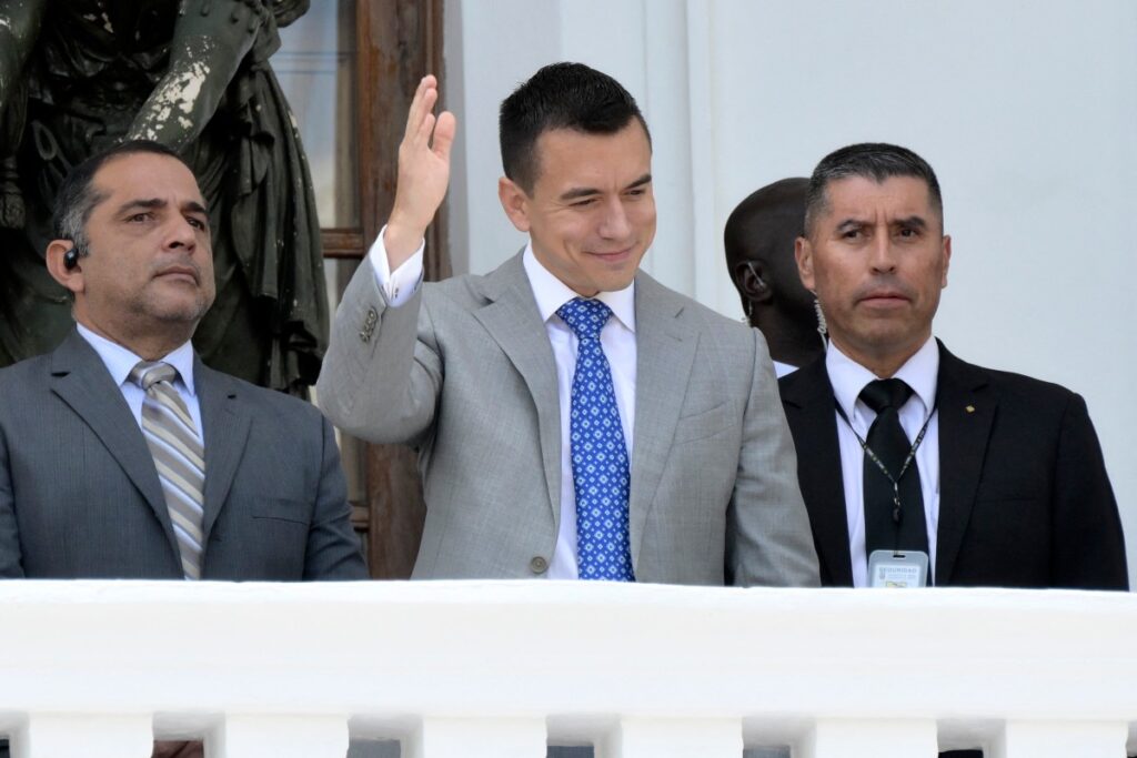 El presidente electo de Ecuador, Daniel Noboa (centro), saluda a sus seguidores desde un balcón del Teatro Sucre en Quito después de recibir sus credenciales presidenciales el 15 de noviembre de 2023. - Noboa prestará juramento como presidente para un mandato de 17 meses el 25 de noviembre. terminando el mandato del presidente saliente Guillermo Lasso, quien convocó a elecciones anticipadas para evitar un posible juicio político por presunta malversación de fondos. (Foto de Rodrigo BUENDÍA / AFP)