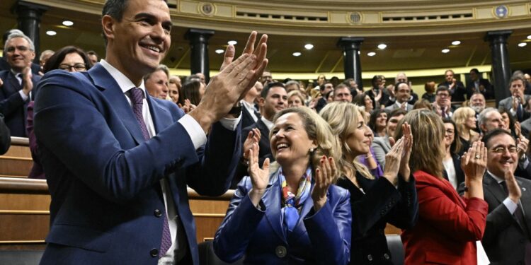 El socialista Pedro Sánchez reelegido presidente del gobierno por el Parlamento. Foto: AFP