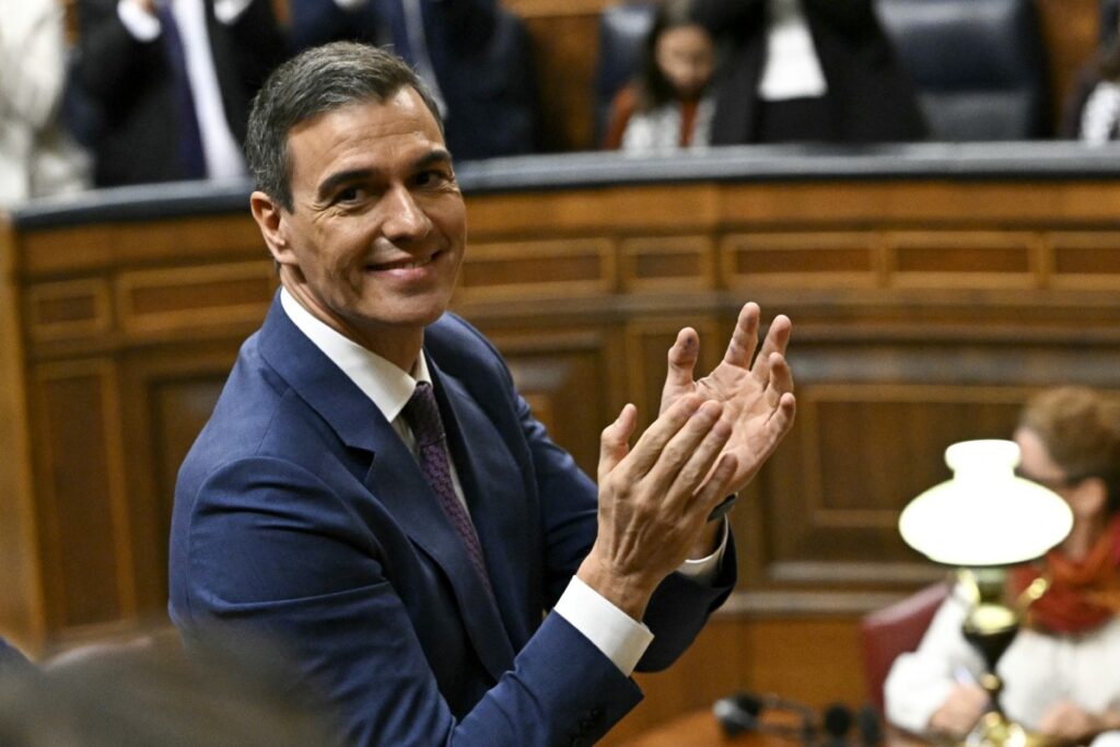Sánchez es reelecto en España pese a la polémica sobre la amnistía