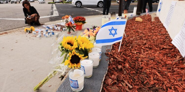 Flores, velas y banderas decoran un monumento improvisado para Paul Kessler en Thousand Oaks, California, el 7 de noviembre de 2023. - Un profesor universitario fue arrestado bajo sospecha de homicidio involuntario por la muerte de un hombre judío que se enfrentó con un Manifestante pro palestino en California, dijo la policía el 16 de noviembre de 2023. Loay Alnaji fue arrestado a principios de noviembre 16 por la muerte de Paul Kessler en una manifestación cerca de Los Ángeles a principios de este mes, y su fianza se fijará en $1 millón, según Ventura. Dijo la declaración del sheriff del condado. (Foto de DAVID SWANSON / AFP)