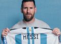 Esta foto sin fecha proporcionada por Sotheby's, cortesía de la fotografía de Sam Robles, muestra a Lionel Messi sosteniendo una de las seis camisetas usadas en partidos de la Copa Mundial de la FIFA 2022.
