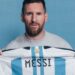 Esta foto sin fecha proporcionada por Sotheby's, cortesía de la fotografía de Sam Robles, muestra a Lionel Messi sosteniendo una de las seis camisetas usadas en partidos de la Copa Mundial de la FIFA 2022.